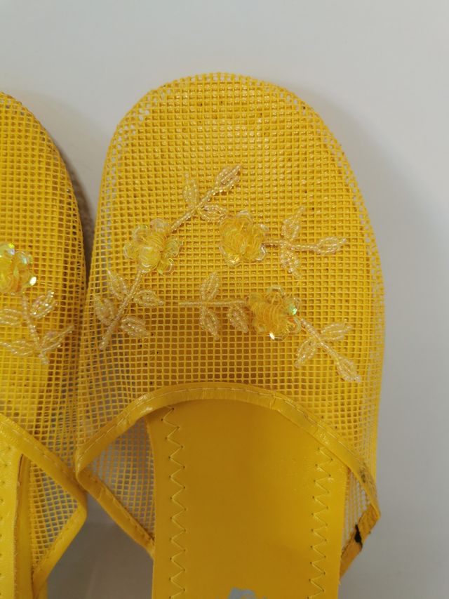 Pantuflas Amarillas Flores Talla 38-39 nuevas.