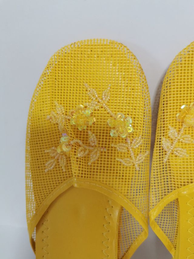 Pantuflas Amarillas Flores Talla 38-39 nuevas.