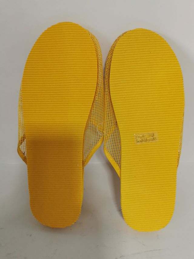 Pantuflas Amarillas Flores Talla 38-39 nuevas.