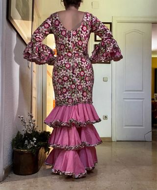 Traje de flamenca rosa y flores