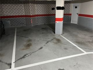 Plaza de garaje grande.