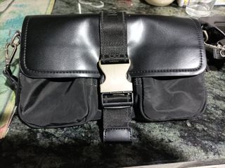 Bolso pequeño negro con hebilla
