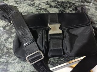 Bolso pequeño negro con hebilla