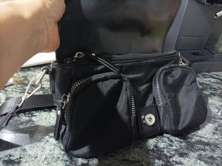 Bolso pequeño negro con hebilla