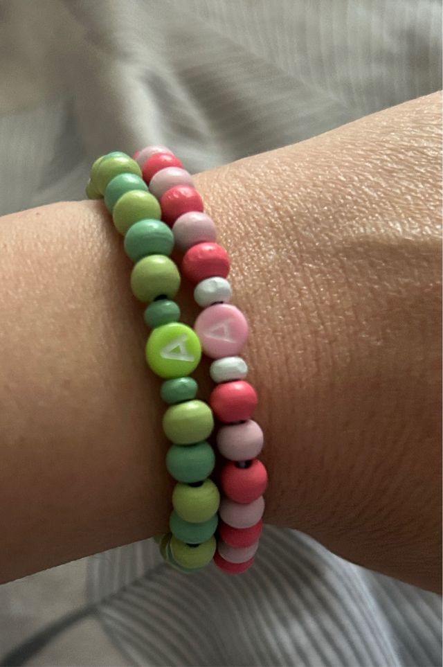 Pulseras con iniciales hechas a mano.Minimo 1 unid