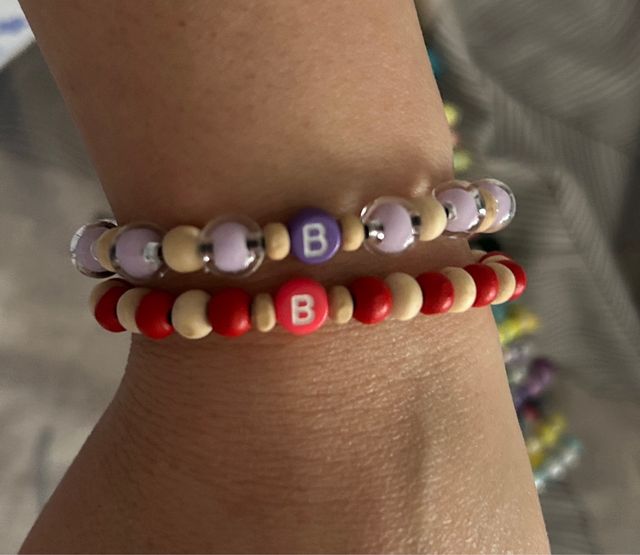 Pulseras con iniciales hechas a mano.Minimo 1 unid