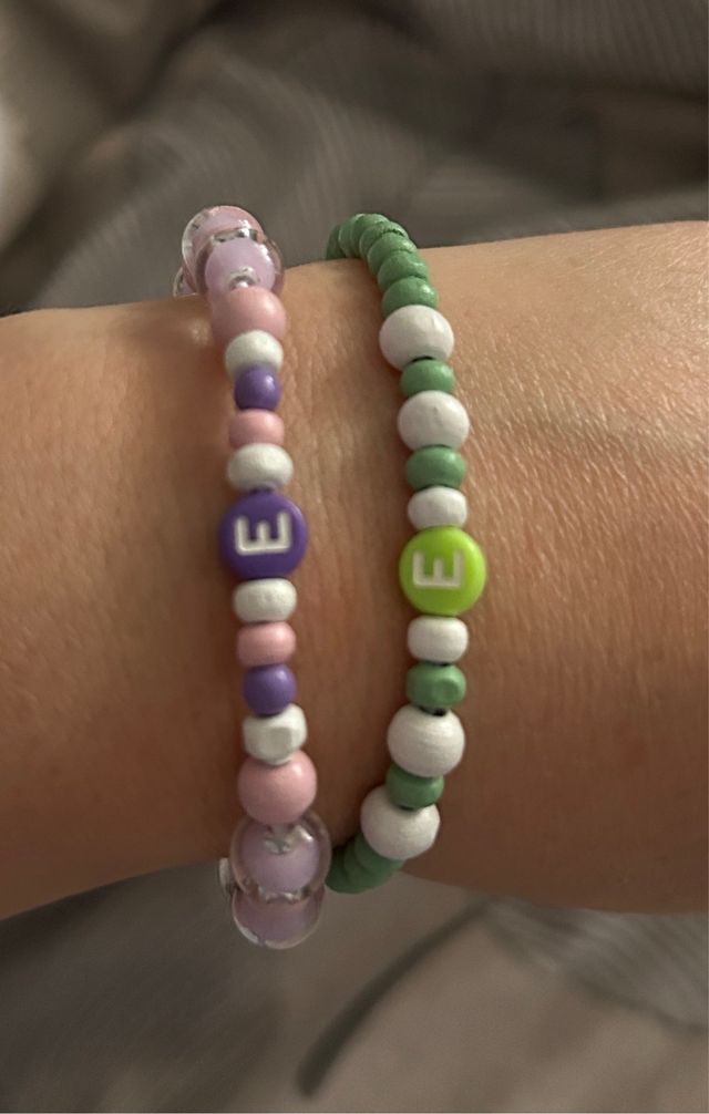 Pulseras con iniciales hechas a mano.Minimo 1 unid