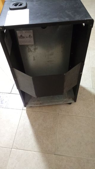 Estufa de metal negra