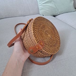 Bolso redondo tejido a mano