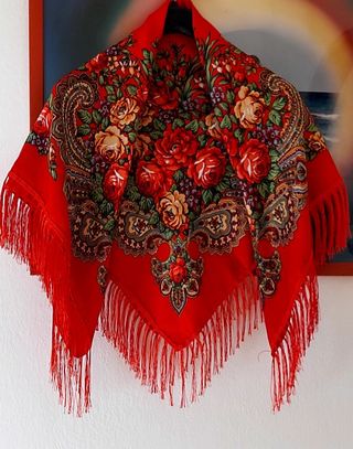 Fazzoletto rosso a fiori e frange. Scialle