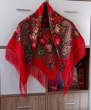 Fazzoletto rosso a fiori e frange. Scialle