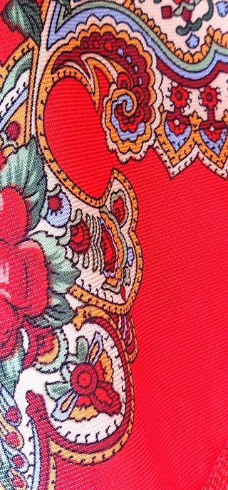 Fazzoletto rosso a fiori e frange. Scialle