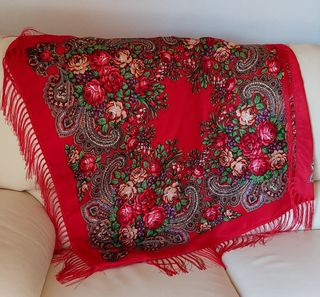 Fazzoletto rosso a fiori e frange. Scialle