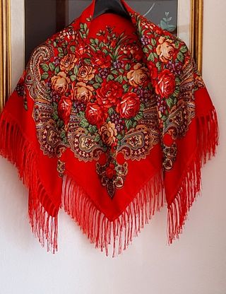 Fazzoletto rosso a fiori e frange. Scialle