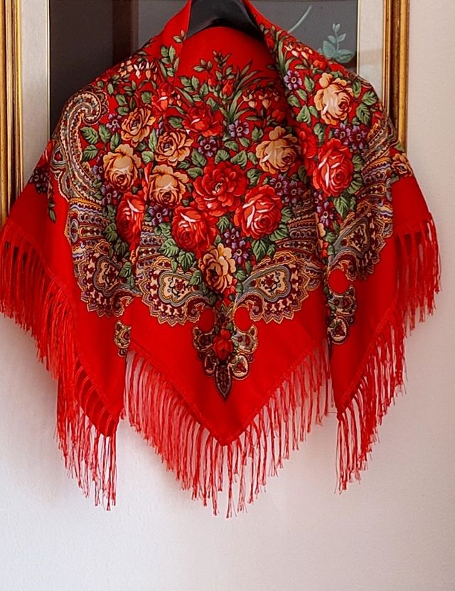 Fazzoletto rosso a fiori e frange. Scialle