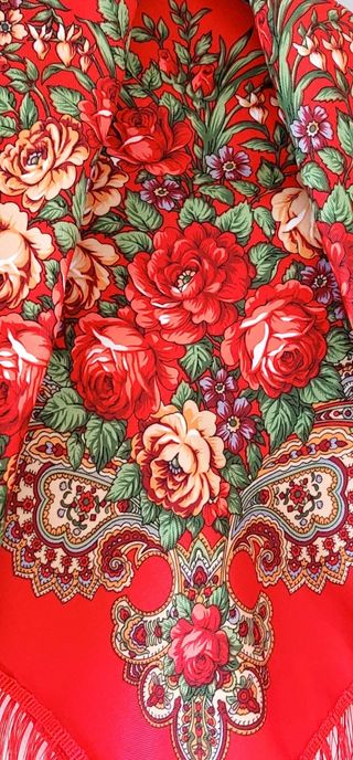 Fazzoletto rosso a fiori e frange. Scialle