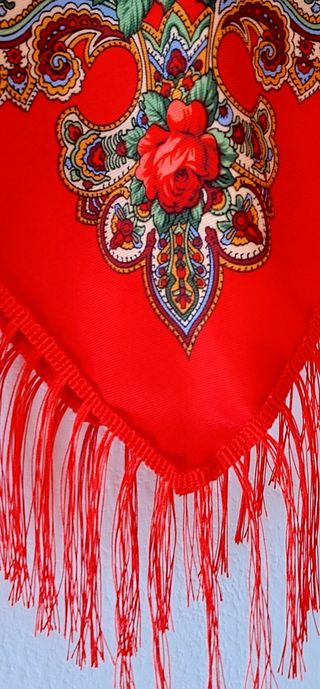 Fazzoletto rosso a fiori e frange. Scialle