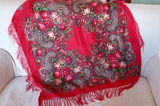 Fazzoletto rosso a fiori e frange. Scialle