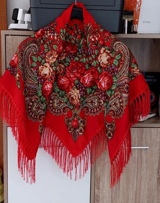 Fazzoletto rosso a fiori e frange. Scialle