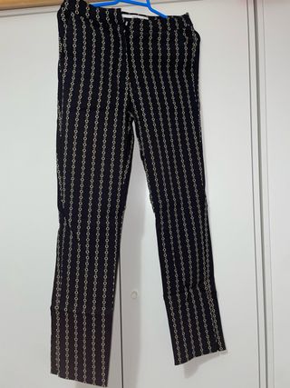 Pantalones negros con cadena dorada