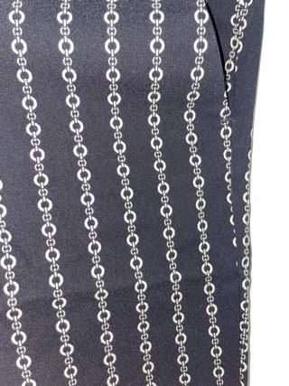 Pantalones negros con cadena dorada