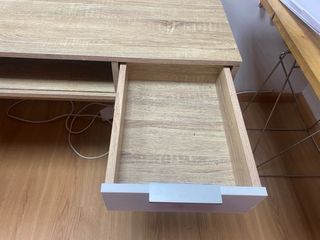Mesa de escritorio moderna madera y cajones
