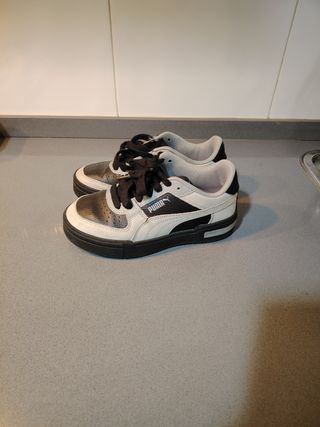 Zapatillas Puma Negras y Blancas número 35.5
