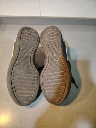 Zapatillas Puma Negras y Blancas número 35.5