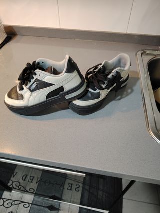 Zapatillas Puma Negras y Blancas número 35.5