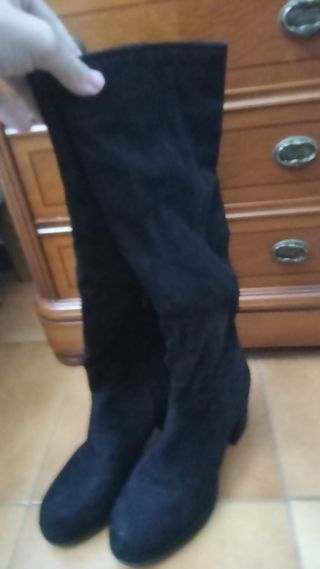 Botas altas n° 38 negras, tacto suave. Como nuevas