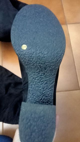 Botas altas n° 38 negras, tacto suave. Como nuevas