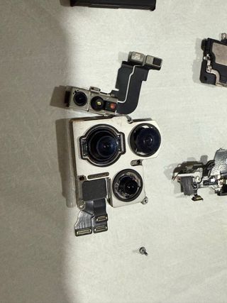 Pezzi ricambio Apple iPhone 15 Pro
originali 
kit 