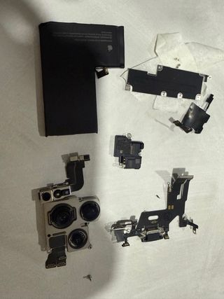 Pezzi ricambio Apple iPhone 15 Pro
originali 
kit 