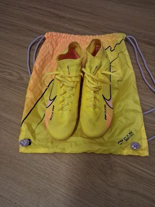 Botas de fútbol Nike amarillas talla 39