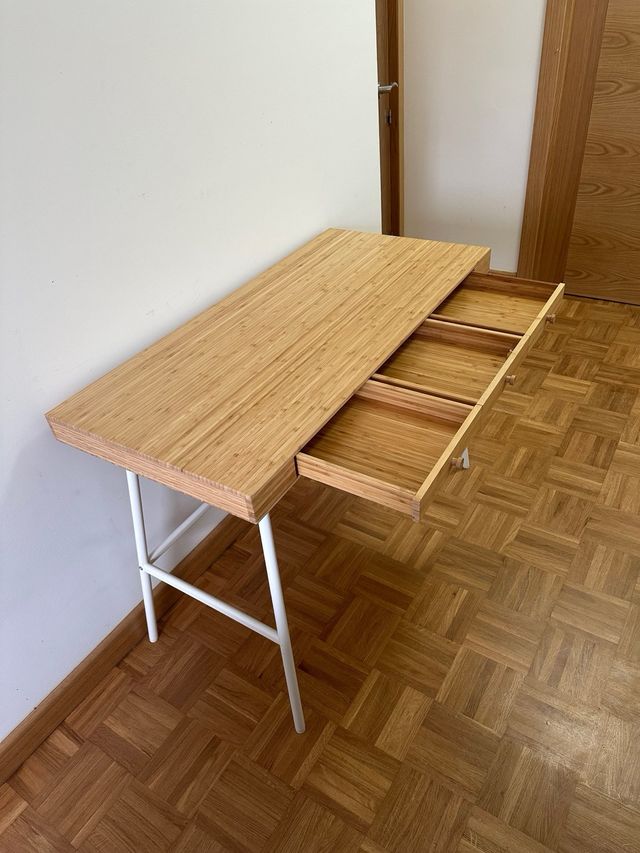 Escritorio Ikea Lillasen, como nuevo. 
