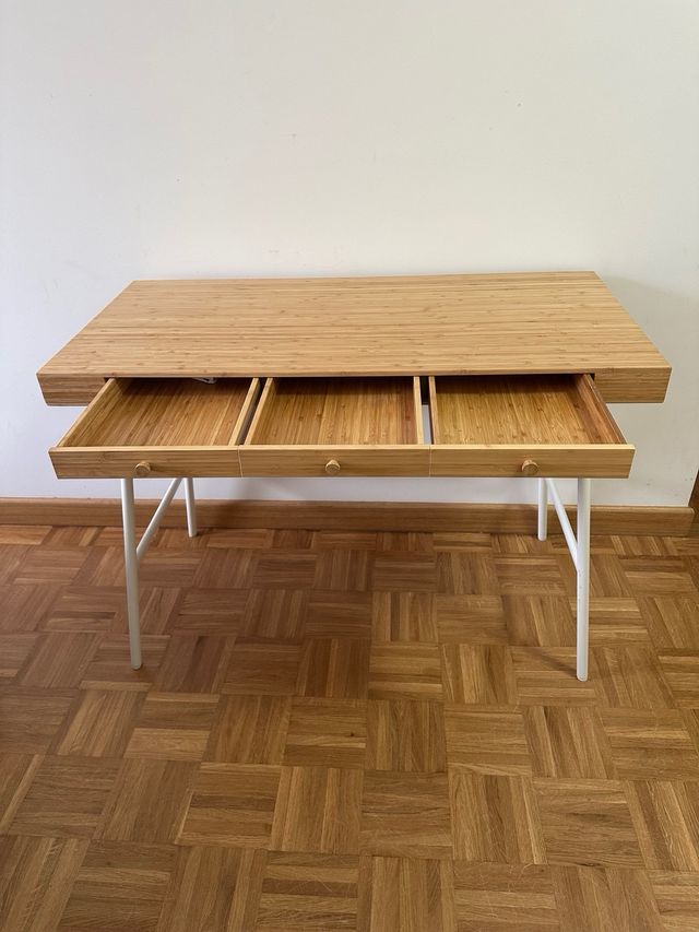 Escritorio Ikea Lillasen, como nuevo. 