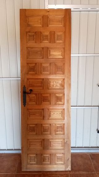 Puerta castellana de madera con diseño panelado