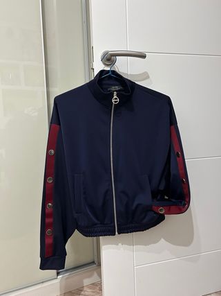Chaqueta Bershka azul y roja
