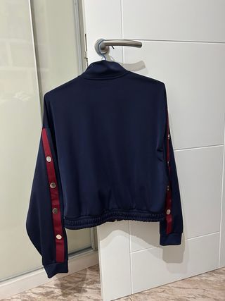 Chaqueta Bershka azul y roja