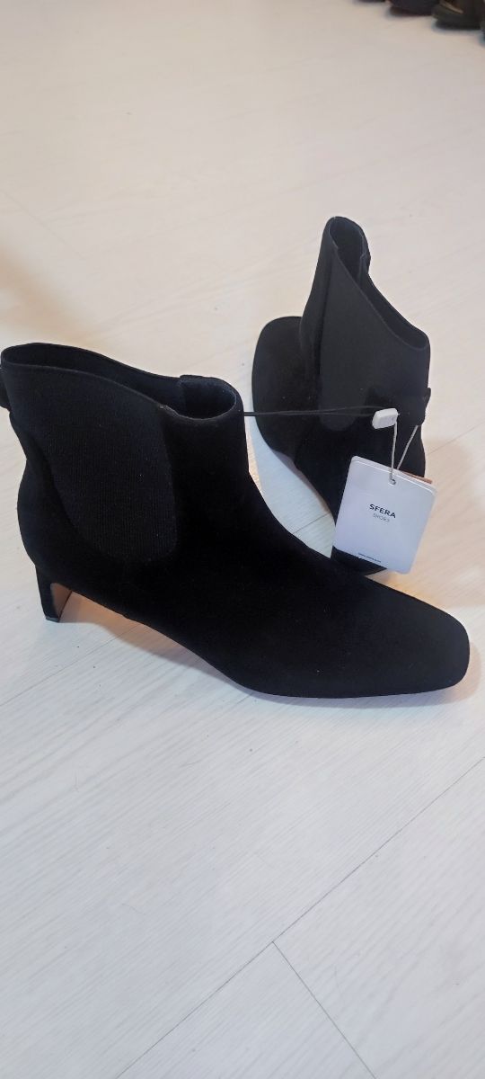 Botín Sfera ante negro