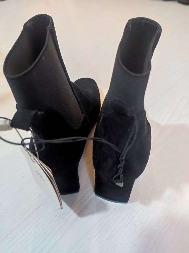 Botín Sfera ante negro