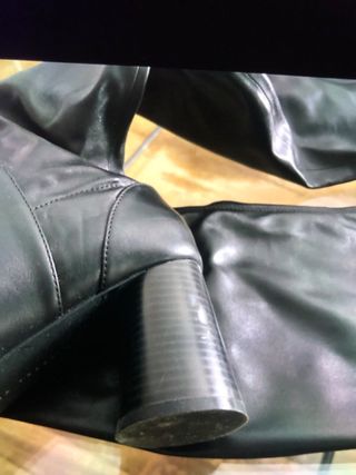Botas altas Zara negras encima de rodilla 