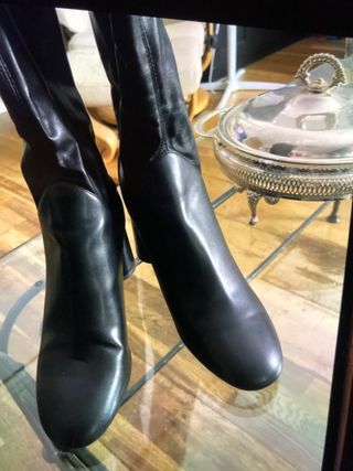 Botas altas Zara negras encima de rodilla 