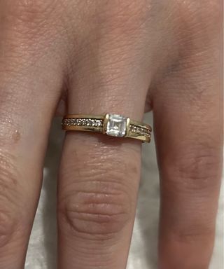 Anillo de oro con circonitas