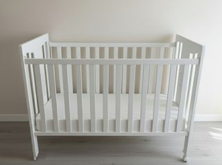 Cuna de bebé blanca