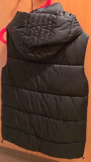 Chaleco negro con capucha