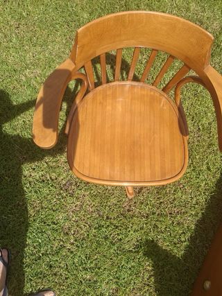 Silla de madera giratoria