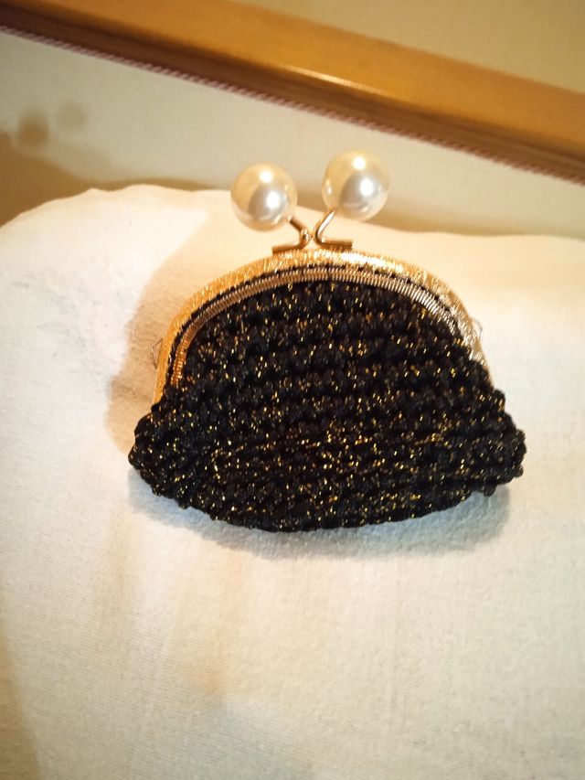 Portamonete con perle chiusura a clips oro e nero