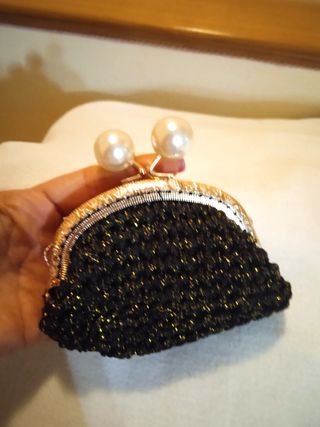Portamonete con perle chiusura a clips oro e nero