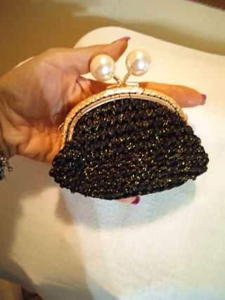 Portamonete con perle chiusura a clips oro e nero